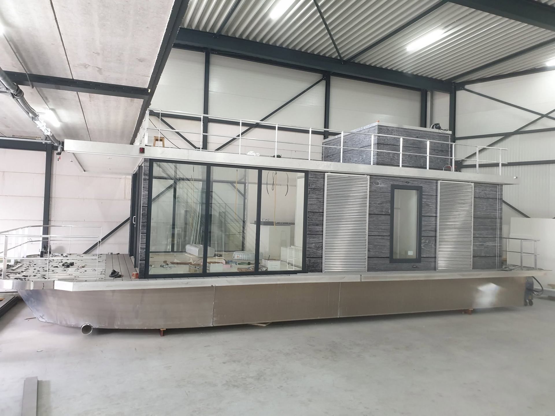 Warm modern interieur van een houseboat